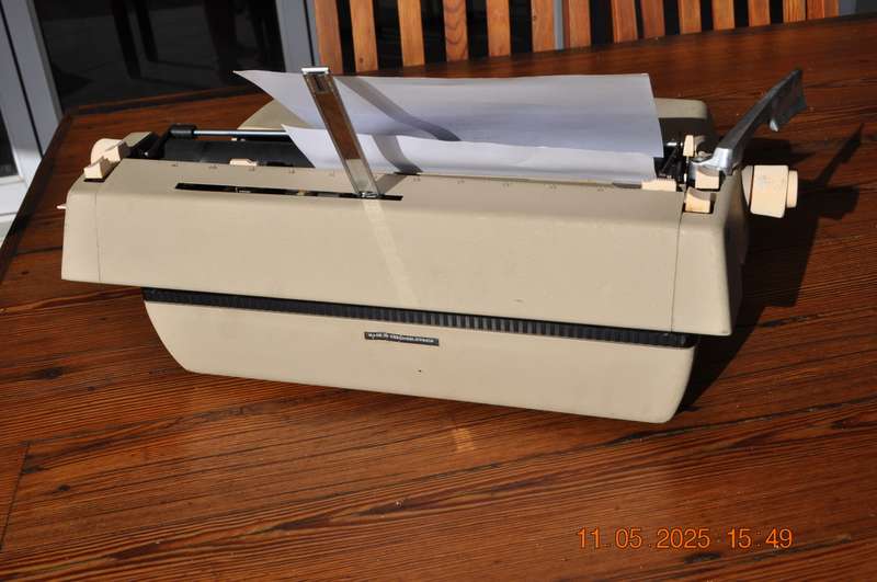 Vintage Consul 2224 Typewriter (working)
