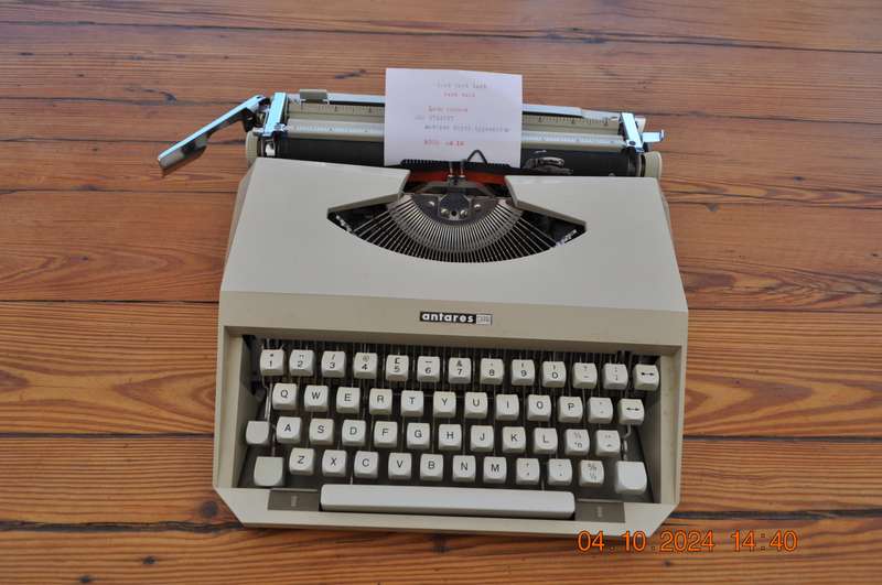 Vintage Antares Capri Typewriter