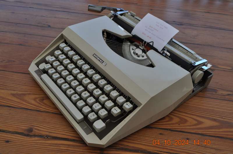 Vintage Antares Capri Typewriter