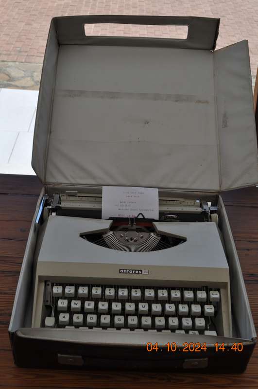 Vintage Antares Capri Typewriter