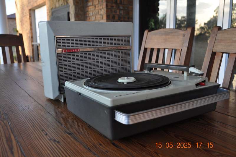 Vintage 1960s Phillips Portable Record Vinyl LP Player (working)