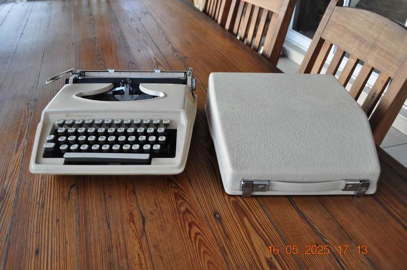Vintage Remington Holiday Typewriter (as is)