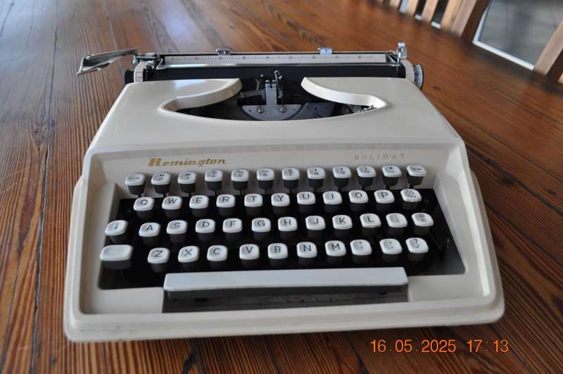 Vintage Remington Holiday Typewriter (as is)