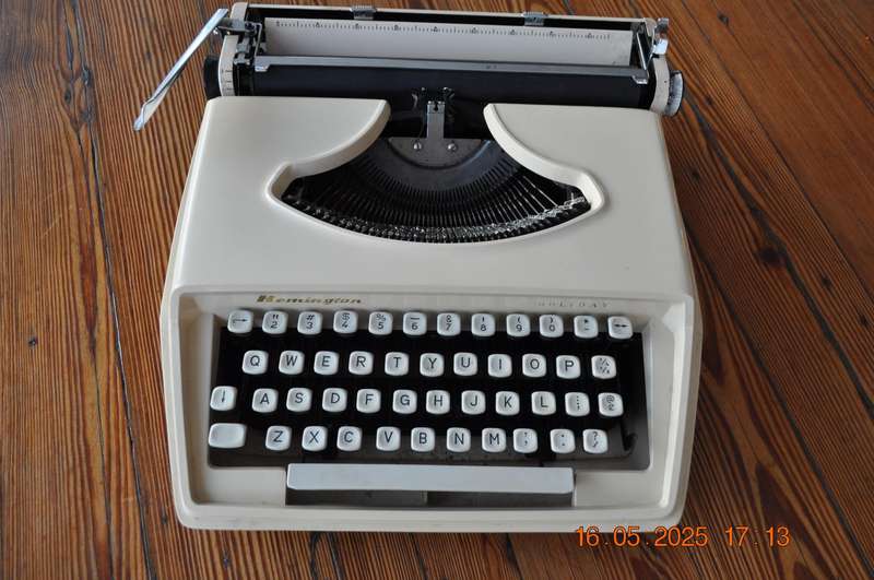 Vintage Remington Holiday Typewriter (as is)