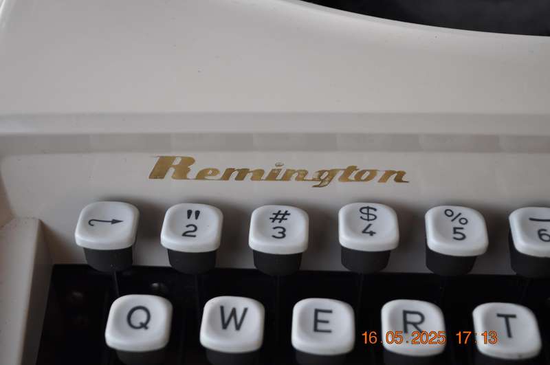 Vintage Remington Holiday Typewriter (as is)