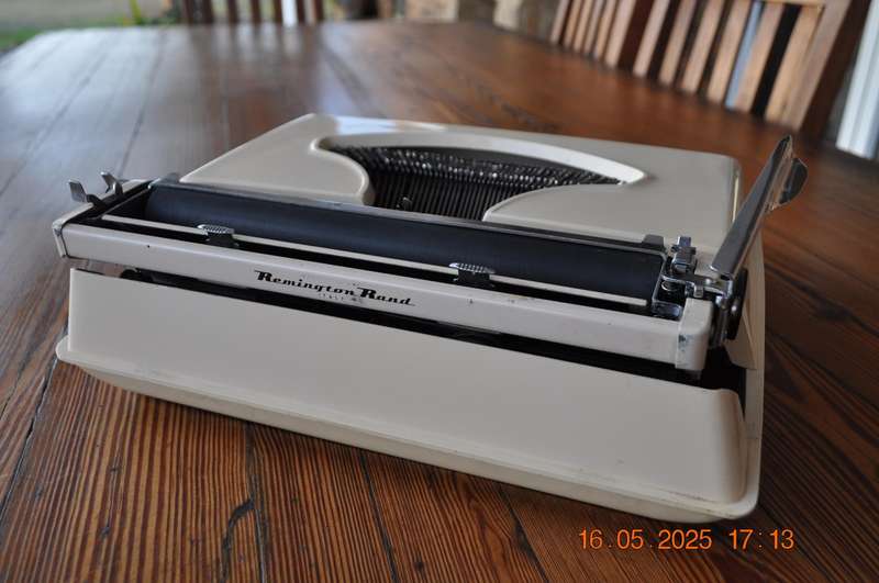 Vintage Remington Holiday Typewriter (as is)