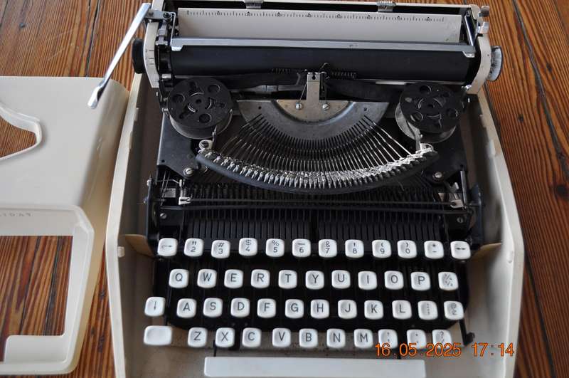 Vintage Remington Holiday Typewriter (as is)