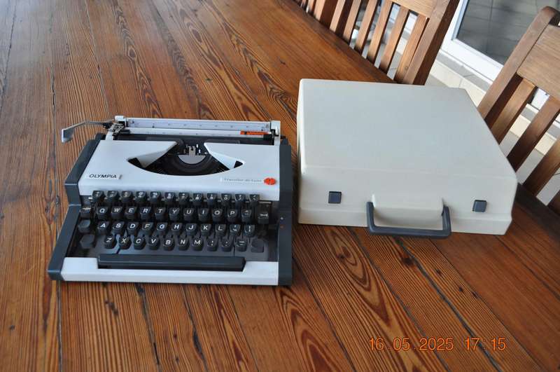 Vintage Olympia Traveller De Luxe Typewriter