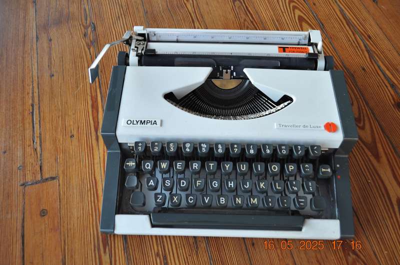 Vintage Olympia Traveller De Luxe Typewriter