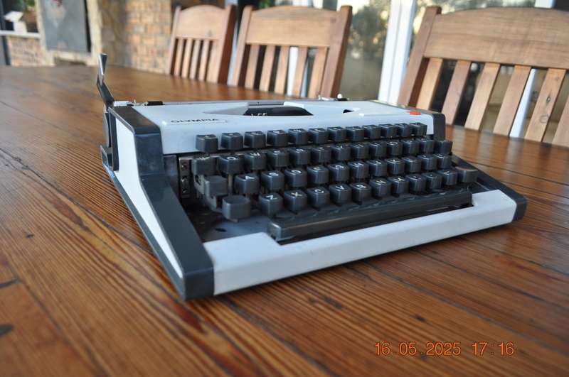 Vintage Olympia Traveller De Luxe Typewriter