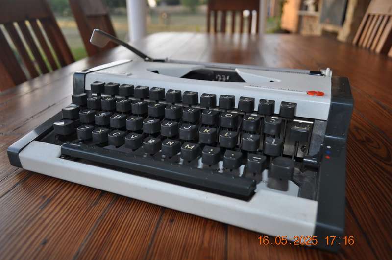 Vintage Olympia Traveller De Luxe Typewriter