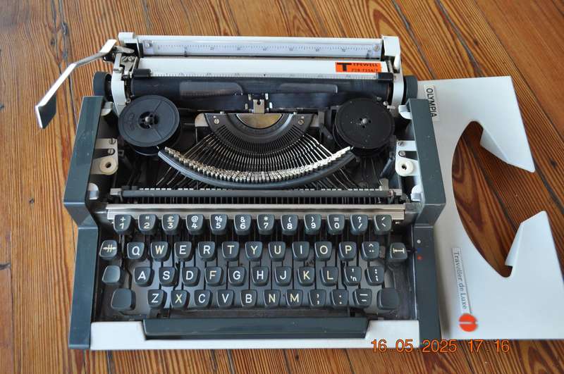 Vintage Olympia Traveller De Luxe Typewriter