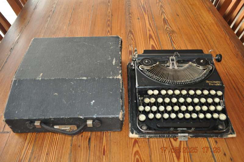 Vintage Remington Portable Typewriter (please read)