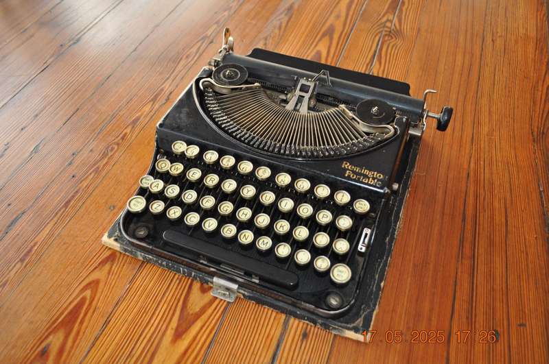 Vintage Remington Portable Typewriter (please read)