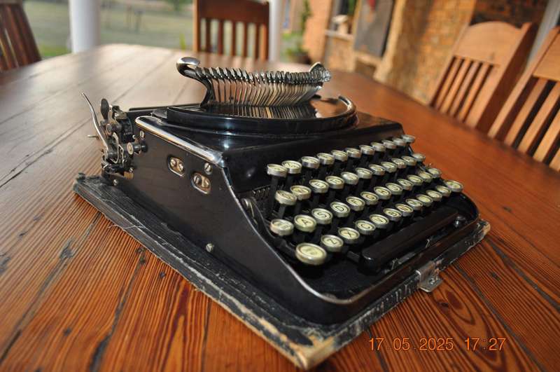 Vintage Remington Portable Typewriter (please read)