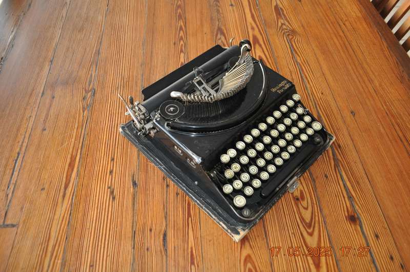 Vintage Remington Portable Typewriter (please read)