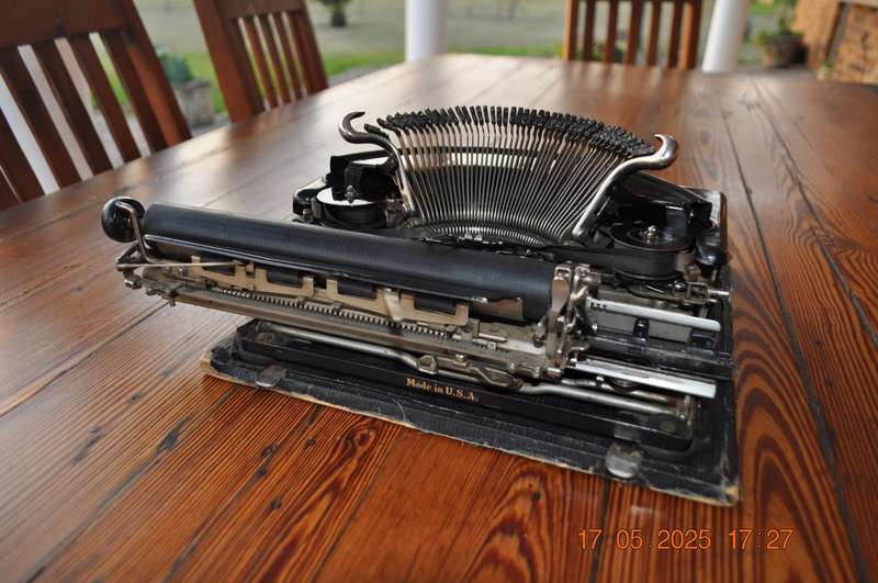 Vintage Remington Portable Typewriter (please read)