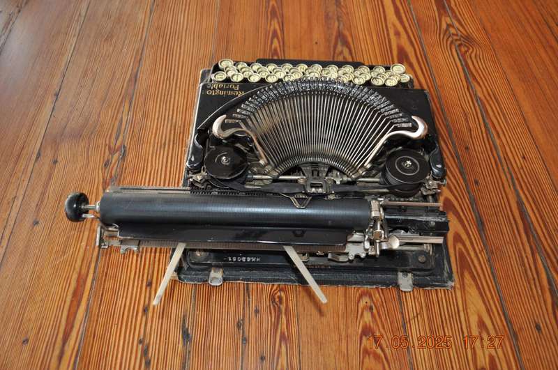 Vintage Remington Portable Typewriter (please read)