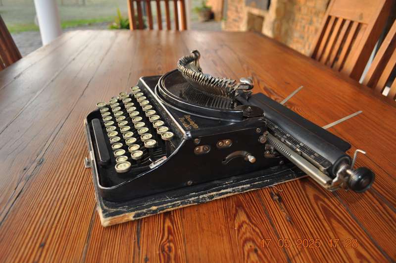 Vintage Remington Portable Typewriter (please read)