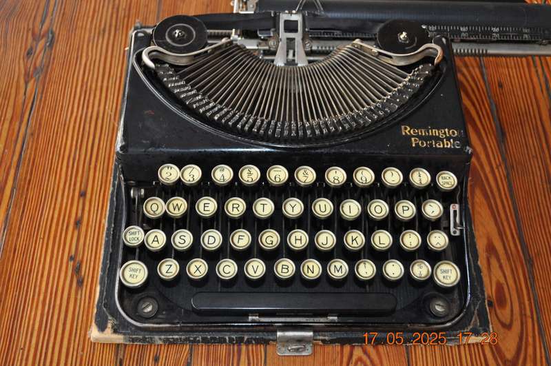Vintage Remington Portable Typewriter (please read)