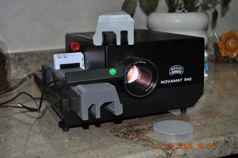Vintage Braun Slide Projector With Remote (working)