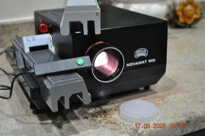 Vintage Braun Slide Projector With Remote (working)