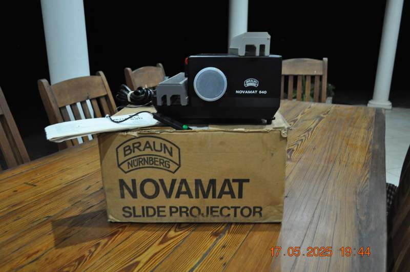 Vintage Braun Slide Projector With Remote (working)