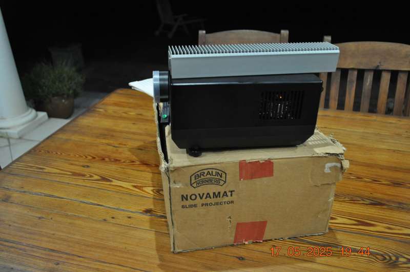 Vintage Braun Slide Projector With Remote (working)