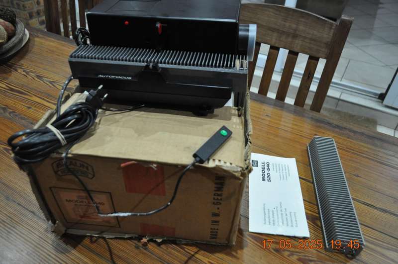 Vintage Braun Slide Projector With Remote (working)