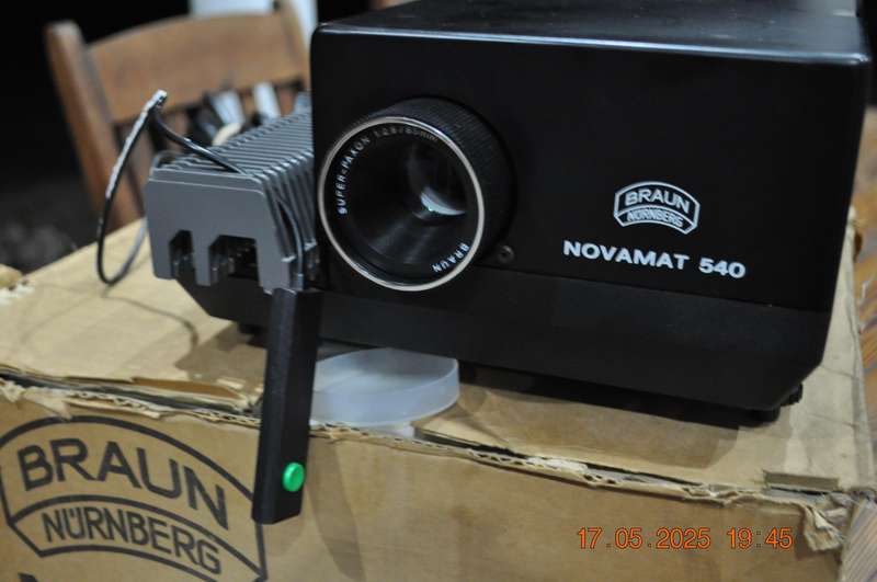 Vintage Braun Slide Projector With Remote (working)