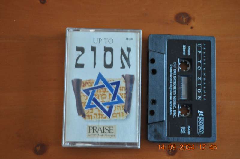 Praise & Worship - Up To Zion (Cassette)