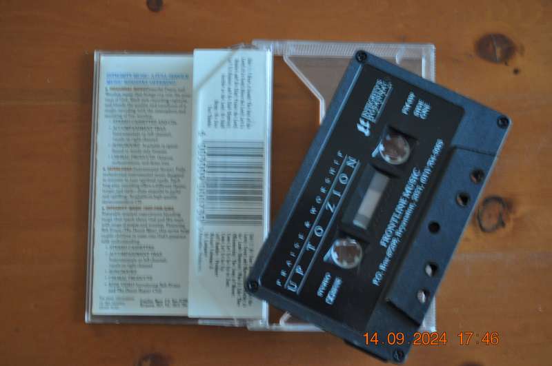 Praise & Worship - Up To Zion (Cassette)