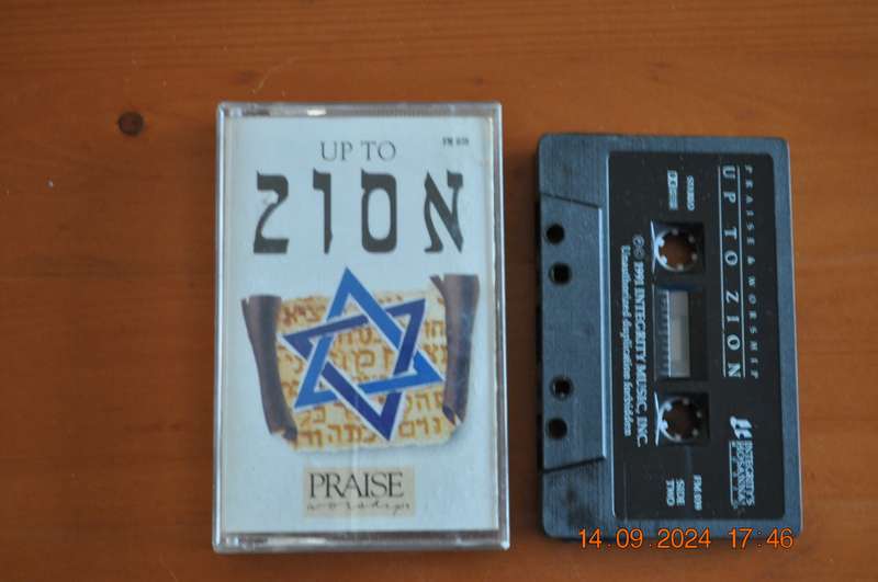 Praise & Worship - Up To Zion (Cassette)