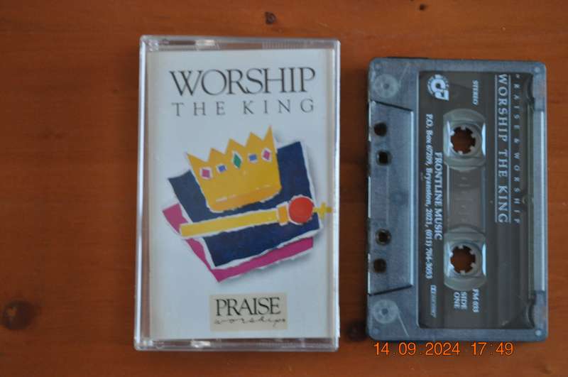 Praise & Worship - Worship The King (Cassette)