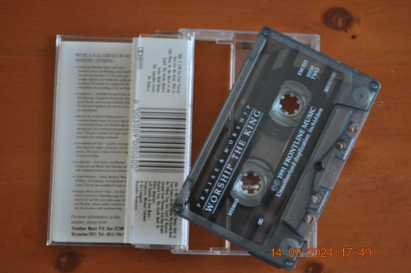 Praise & Worship - Worship The King (Cassette)