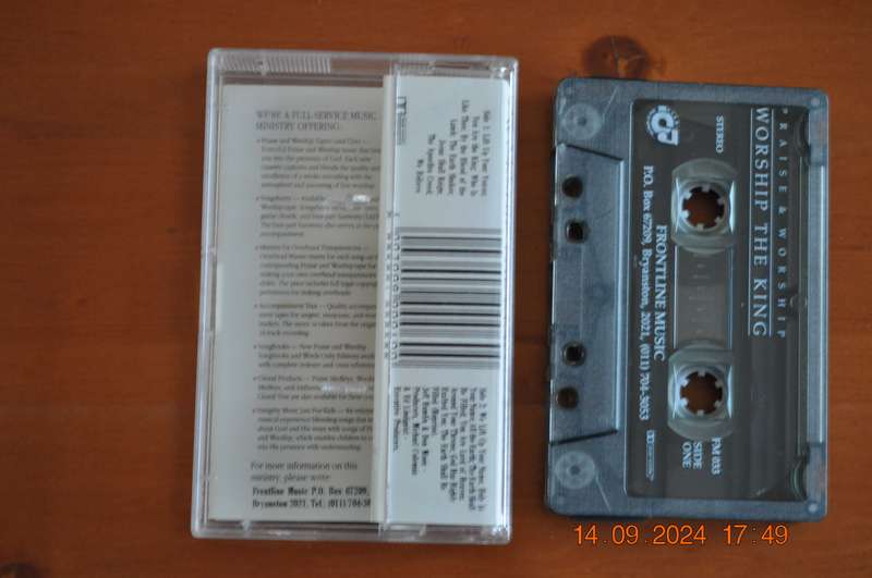 Praise & Worship - Worship The King (Cassette)