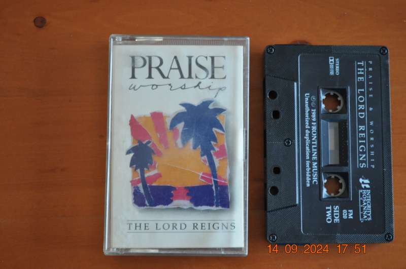 Praise & Worship - The Lord Reigns (Cassette)