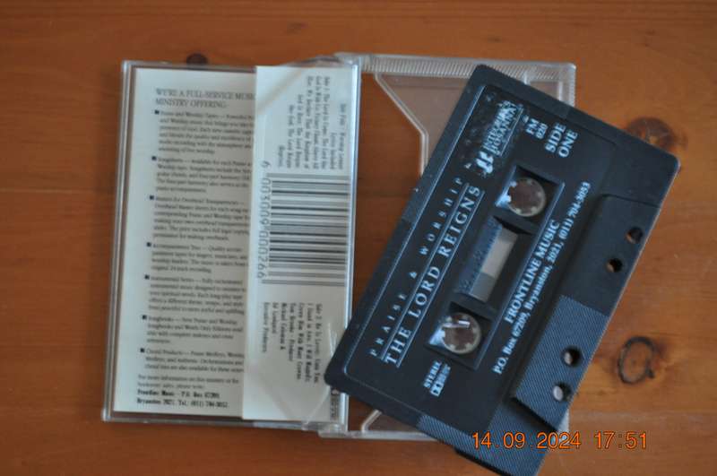 Praise & Worship - The Lord Reigns (Cassette)