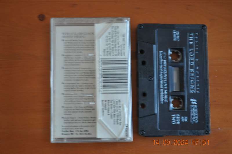 Praise & Worship - The Lord Reigns (Cassette)