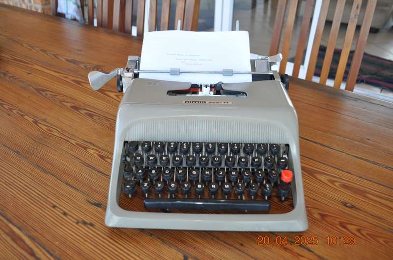Vintage Olivetti Studio 44 Typewriter (working)