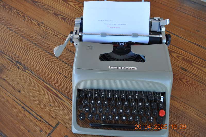 Vintage Olivetti Studio 44 Typewriter (working)