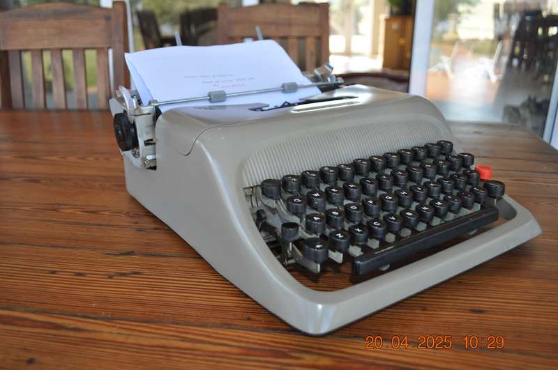 Vintage Olivetti Studio 44 Typewriter (working)