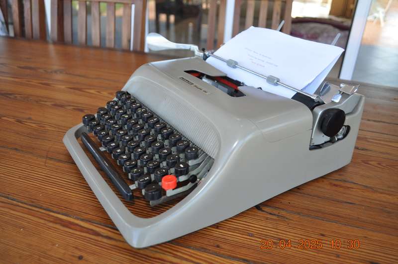 Vintage Olivetti Studio 44 Typewriter (working)