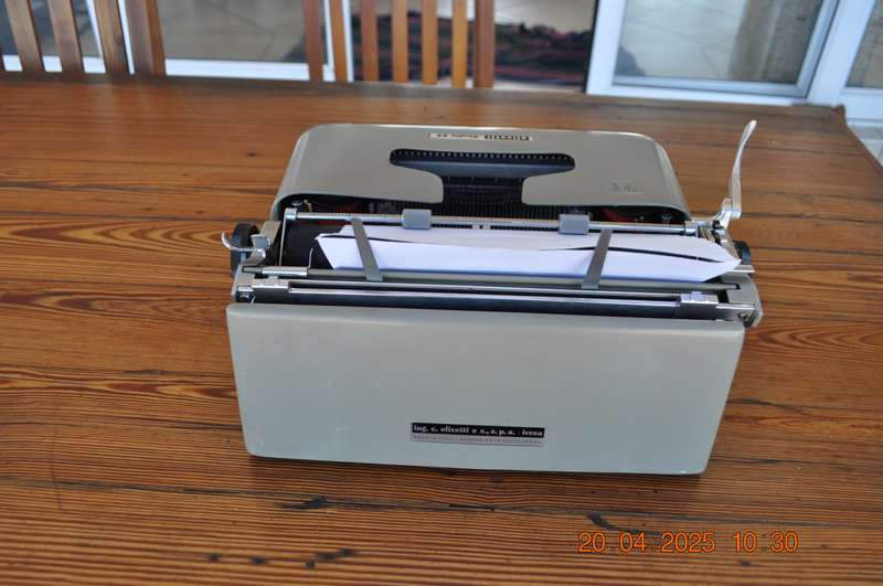 Vintage Olivetti Studio 44 Typewriter (working)