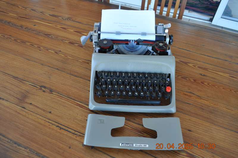 Vintage Olivetti Studio 44 Typewriter (working)