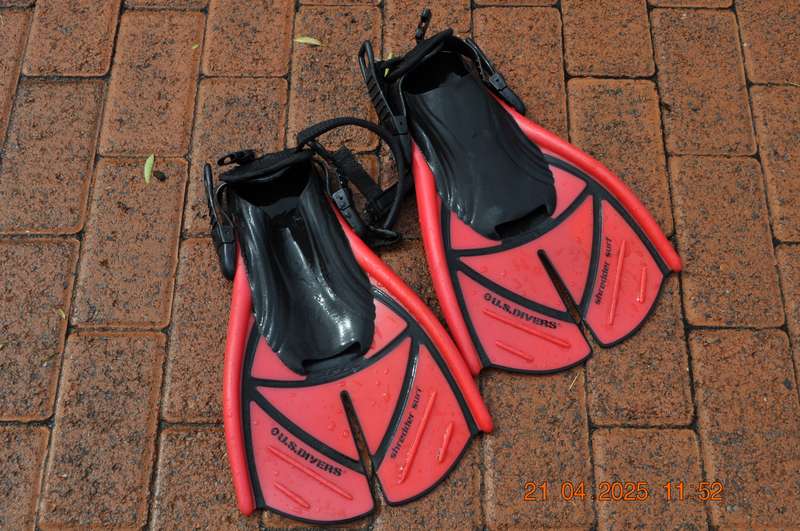 US Divers Shredder Surf Fins (size large)