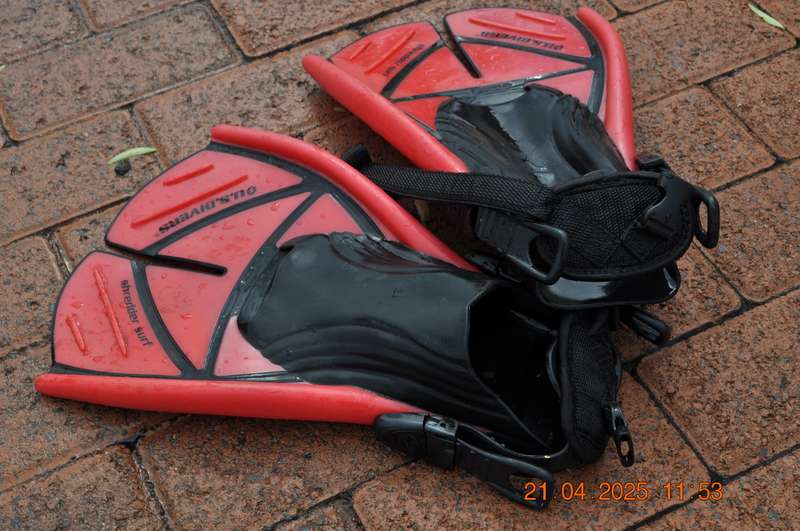 US Divers Shredder Surf Fins (size large)