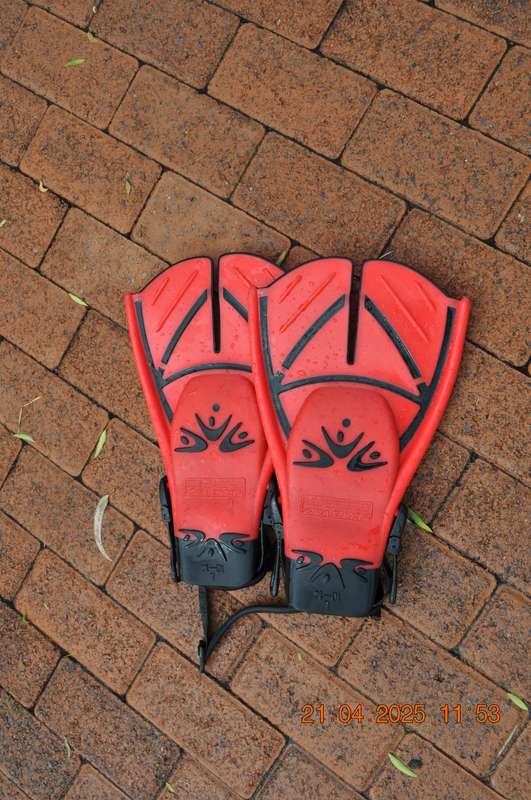 US Divers Shredder Surf Fins (size large)