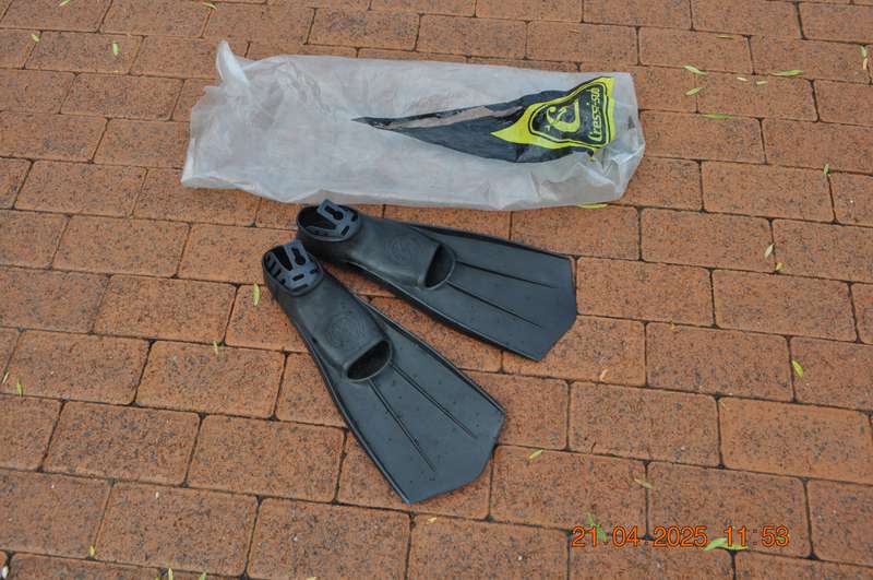 Cressi-Sub Diving Fins (size 5-7)