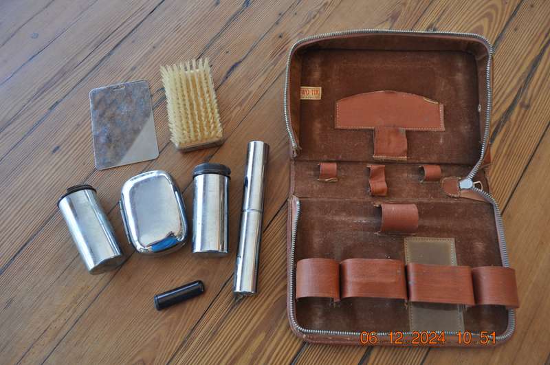 Vintage Two Tix Overnight Grooming Kit